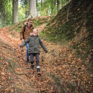 Twee kinderen in een holle weg in het bos