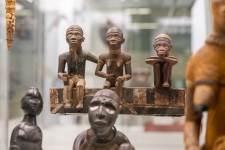Afrikaanse beeldjes in vitrine