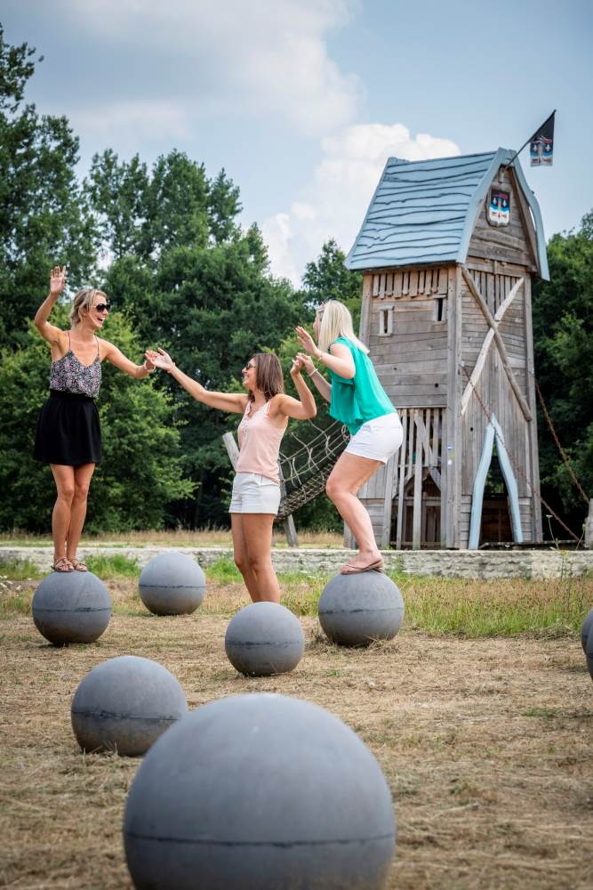 Drie dames op stenen bollen