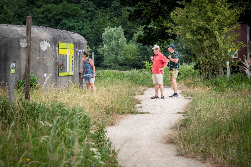 Wandelaars kijken door door bunker