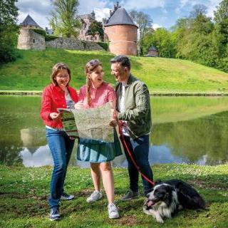 Wandelaars met kasteel van Gaasbeek in de achtregrond