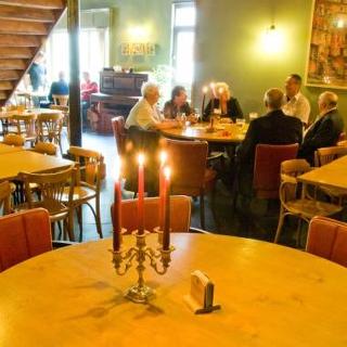 Mensen aan een tafel in café Den Herberg