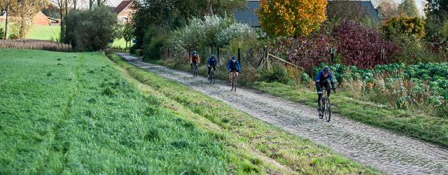 Sportieve fietsers op de Cornet gravelroute