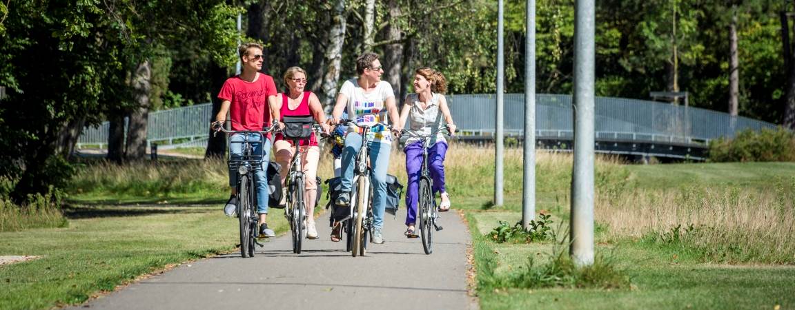 Mensen fietsen in het Provinciedomein Kessel-Lo