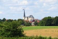 Landschap met kerk van Duisburg