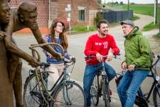 Fietsers aan het standbeeld van Eddy Merckx