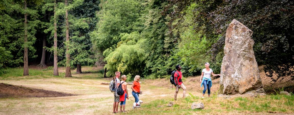 Wandelaars in het Arboretum Groenendaal