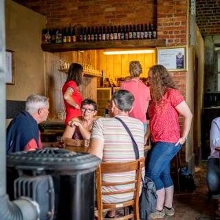 Mensen in het brouwerijcafé Hof ten Dormaal