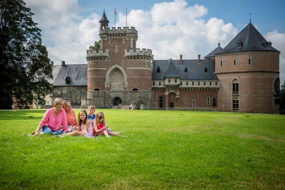 Familie op het gras voor het kasteel van Gaasbeek