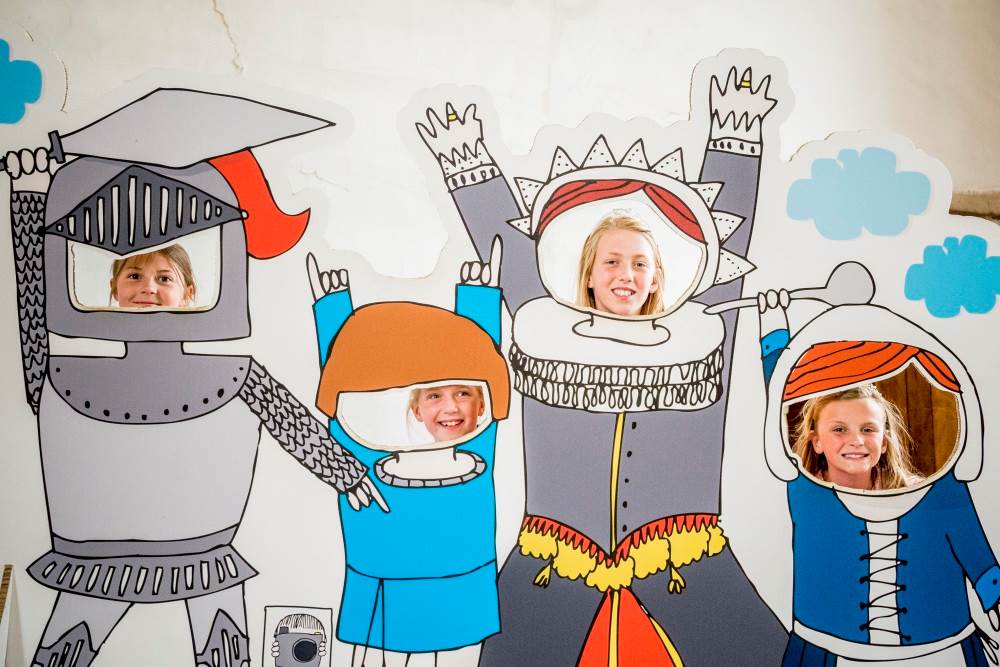 Kinderen steken hoofd door fotobord met ridders