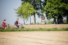 Twee fietsers langs fruitbeeldig kunstwerk Mimesis in Landen