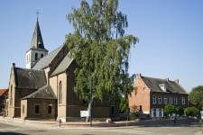 St-Mauruskerk en pastorie Holsbeek (©Lander Loeckx)