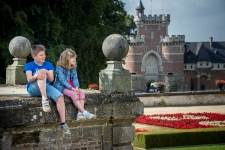 twee kindjes kijken naar het kasteel vanuit de museumtuin