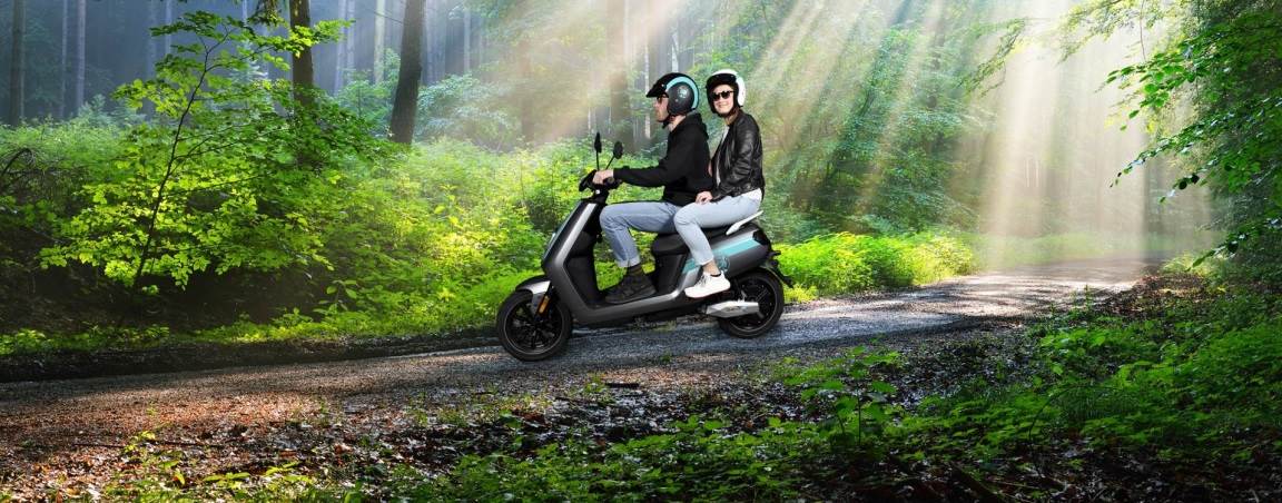 Twee mensen op een scooter