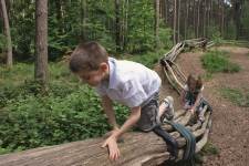 Kinderen spelen op een klimbrug