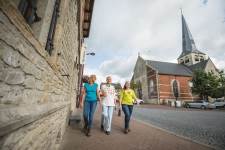 Wandelaars aan de kerk van Perk