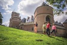 Wandelaars aan het kasteel van Gaasbeek