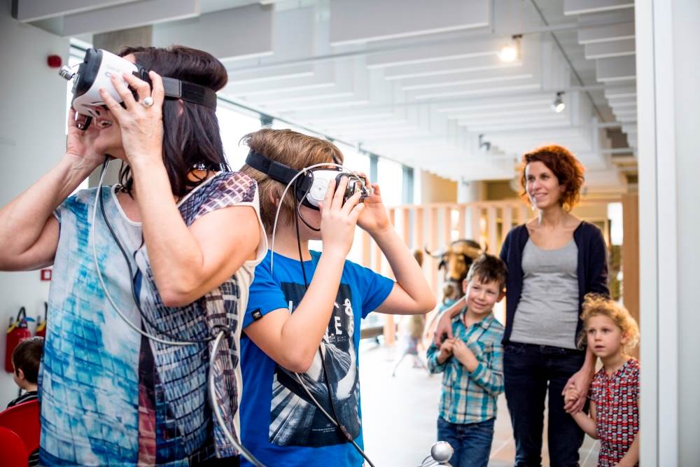 Mama en kind kijken door virtual reality bril