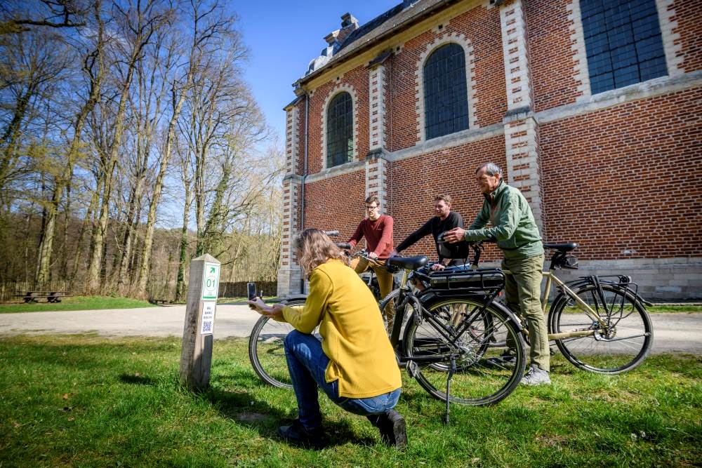 Fietsers aan bewegwijzeringsbord aan kapel Steenbergen