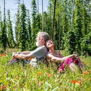 Man en vrouw rusten uit in bloemenveld