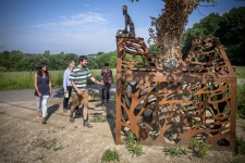 Mensen aan het fruitbeldig kunstwerk Symbiose in Glabbeek